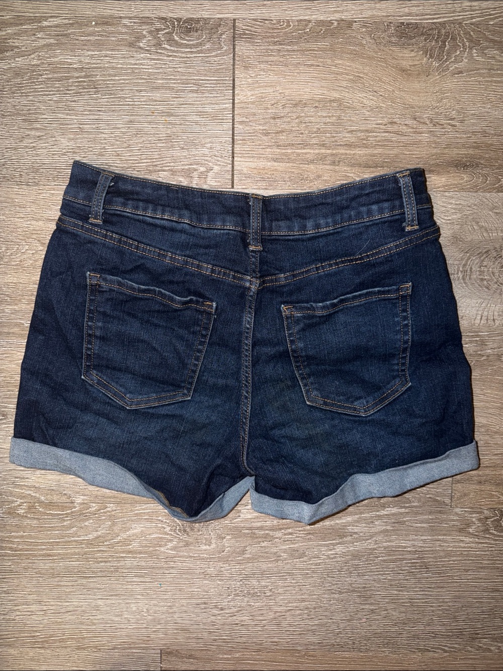 Time and true Women's Dark Blue Rolled-Hem Denim Shorts stretchy Jean size 8 - Picture 3 of 3